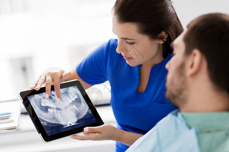 女牙医用平板电脑病人的X光高清图片