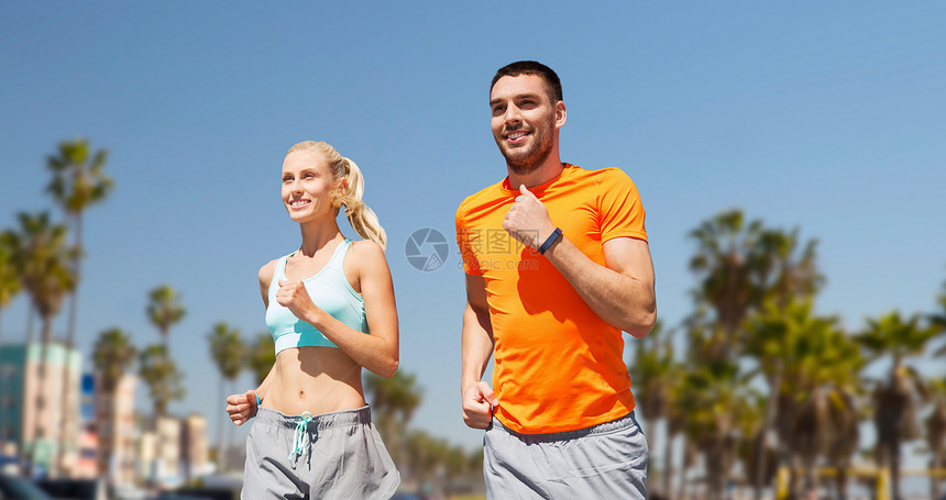 健身,运动健康的生活方式微笑夫妇与心率手表运行跑步夫妇图片