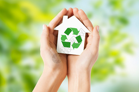 节约用气生态环境保护理念自然背景下,用绿色回收标志紧紧握住房子手着绿色回收标志的房子手着绿色回收标志的房子设计图片