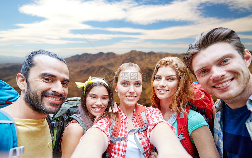 技术,旅游,徒步旅行人们的群微笑的朋友背包大峡谷公园山丘背景上自拍背包的朋友自拍山背包的朋友图片