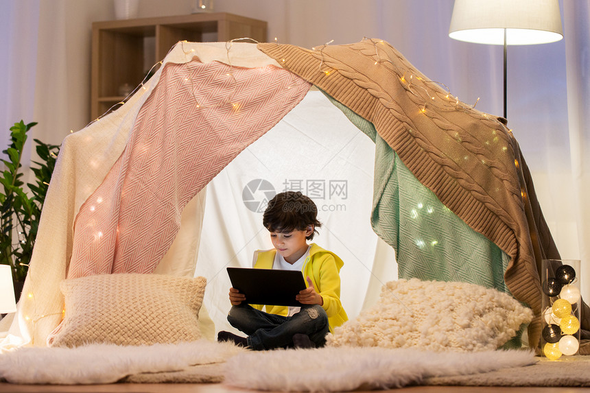 童,技术快乐的小男孩与平板电脑电脑孩子们帐篷家孩子们家帐篷里平板电脑的小男孩孩子们家帐篷里平板图片