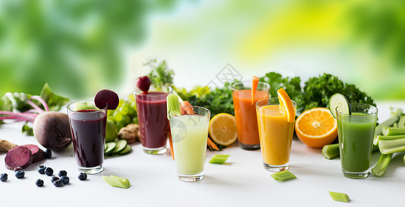 玻璃杯内不同的水果蔬菜汁背景图片