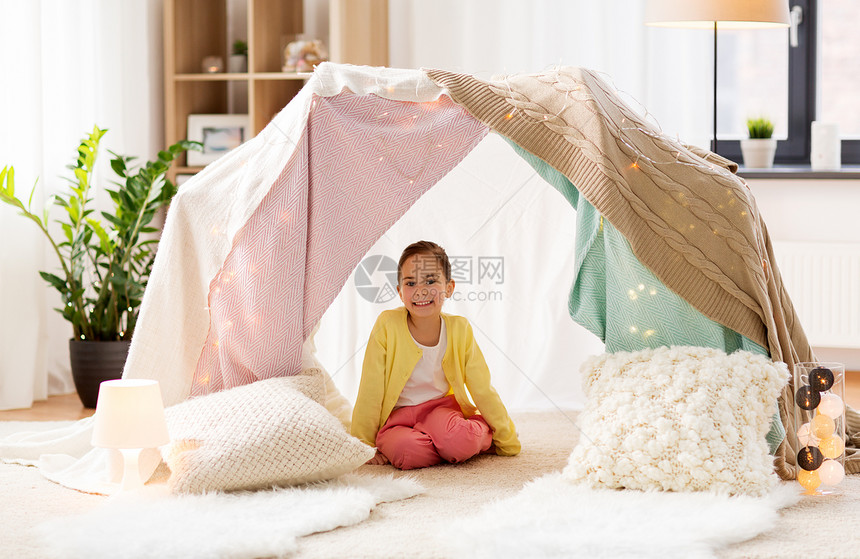 童潮湿的快乐的小女孩坐孩子们的帐篷里家小女孩坐孩子们的帐篷里小女孩坐孩子们的帐篷里图片
