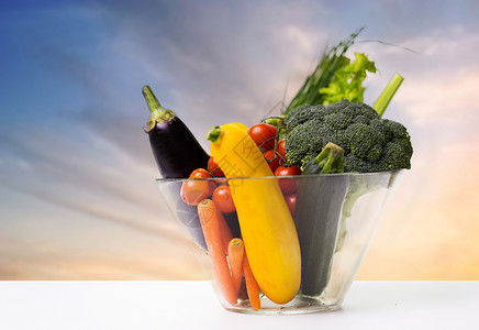 饮食,蔬菜食品,健康饮食物品的成熟的蔬菜璃碗桌子上的夜空背景把成熟的蔬菜放桌上的璃碗里把成熟的蔬菜背景图片