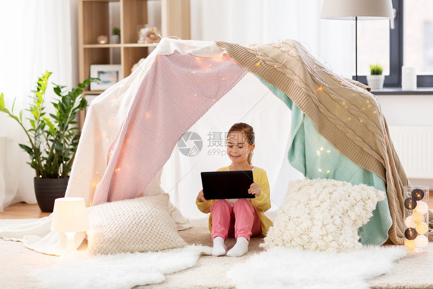 童,技术快乐的小女孩与平板电脑电脑孩子帐篷家里家里平板电脑的小女孩孩子们的帐篷里家里平板电脑的小图片