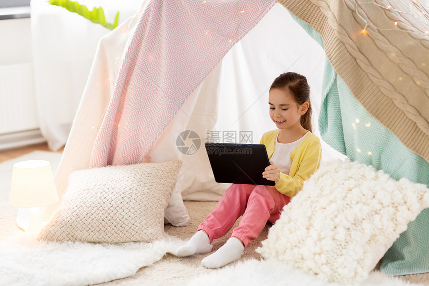 童,技术快乐的小女孩与平板电脑电脑孩子帐篷家里家里平板电脑的小女孩孩子们的帐篷里家里平板电脑的小图片