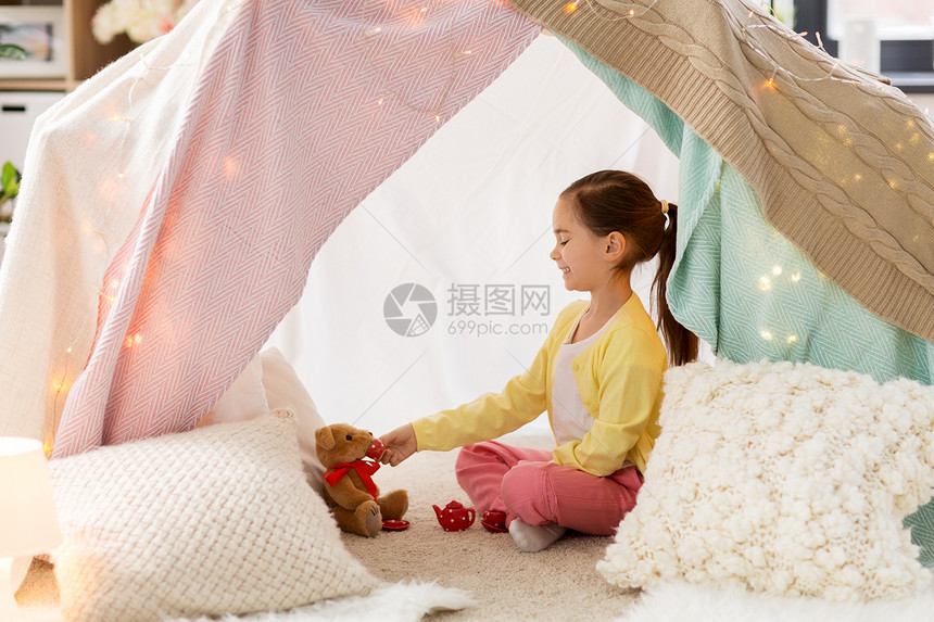 童潮格快乐的小女孩泰迪熊孩子们的帐篷里玩茶话会小女孩家孩子们的帐篷里玩茶话会小女孩家孩子们的帐篷里图片