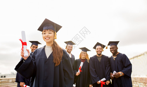 一群快乐的学生毕业图片