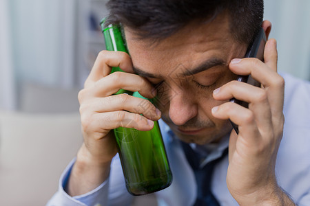 喝醉酒的男人打电话图片