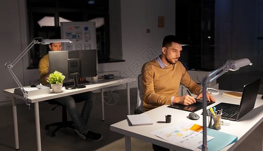 商业,技术,人的轻的创意男子平师与笔记本电脑工作的笔式平板电脑深夜办公室办公室电脑平板电脑的人设背景