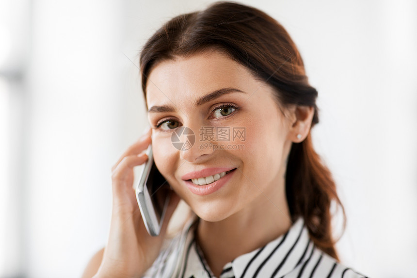 商务人士,技术企业快乐微笑的女商人办公室打电话给智能手机办公室打电话给智能手机的女商人办公室打电话给智能手图片
