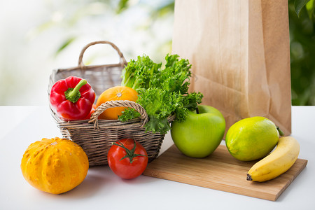 番茄苹果饮食,素食健康的饮食篮子与新鲜成熟多汁的蔬菜,绿色水果绿色的自然背景上桌子上篮子新鲜蔬菜水果桌子上篮子背景