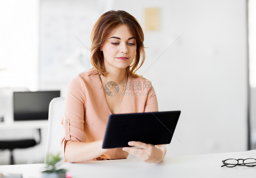 商业,技术人的女商人与平板电脑电脑办公室工作平板电脑的女商人办公室工作平板电脑的女商人办公室工作图片
