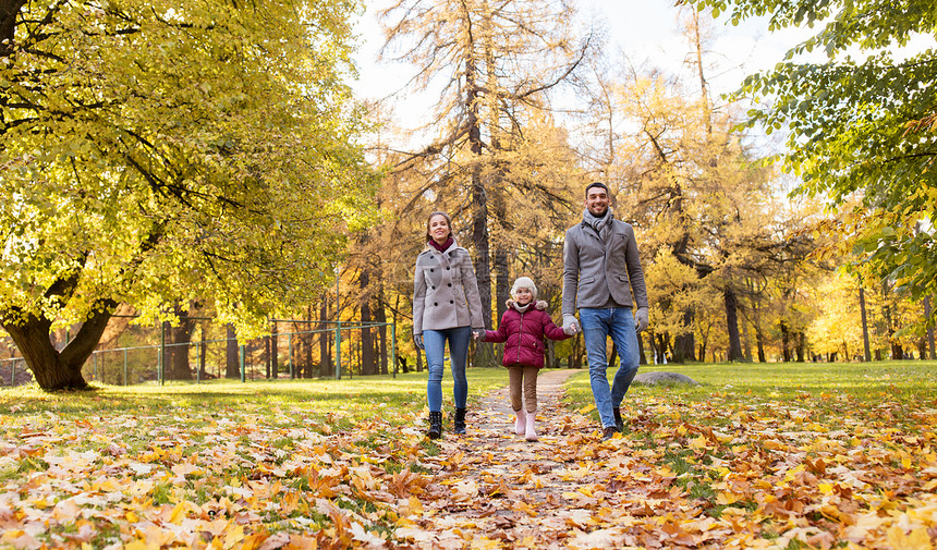 家庭,季节人的快乐的母亲,父亲小女儿秋天的公园散步快乐的家人秋天的公园散步快乐的家人秋天的公园散步图片