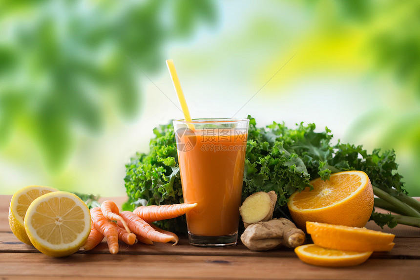 健康的饮食,食物,节食素食的杯胡萝卜汁,水果蔬菜木制桌子上绿色的自然背景杯胡萝卜汁,水果蔬菜杯胡萝卜图片
