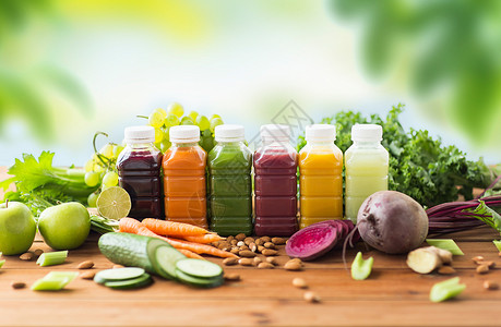 健康的饮食,饮料,饮食排塑料瓶与同的水果蔬菜汁食物木制桌子上的绿色自然背景同水果蔬菜汁的瓶子同水背景图片