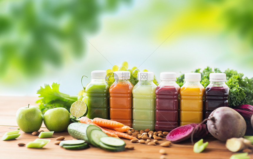 健康的饮食,饮料,饮食排塑料瓶与同的水果蔬菜汁食物木制桌子上的绿色自然背景同水果蔬菜汁的瓶子图片