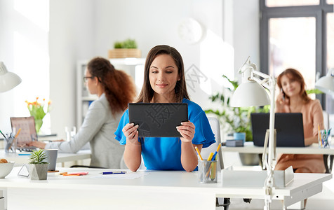 协同工作商业,技术人的女商人与平板电脑电脑办公室工作平板电脑的女商人办公室工作设计图片