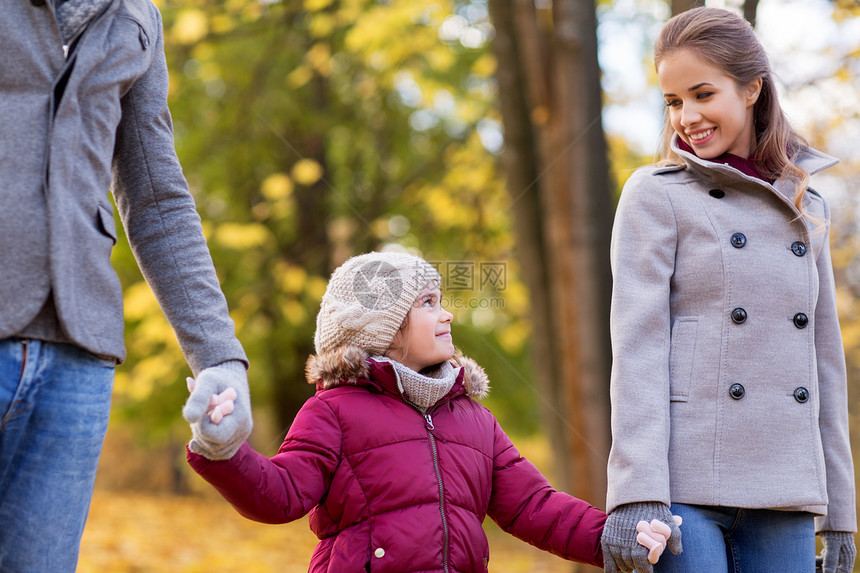 家庭,季节人的快乐的母亲,父亲小女儿秋天的公园散步快乐的家人秋天的公园散步图片