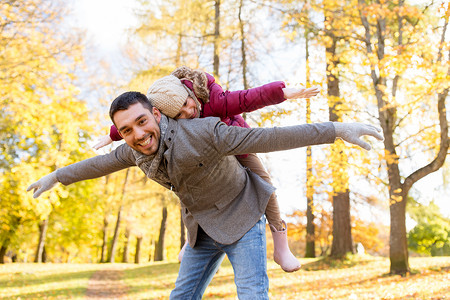 家庭,季节人的快乐的父亲小女儿秋天的公园玩快乐的父亲女儿秋天的公园玩耍图片