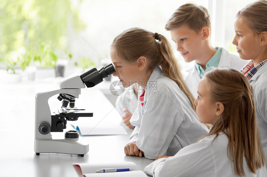 教育科学儿童学校实验室学生物显微镜的儿童学生学校显微镜生物学的孩子学生图片