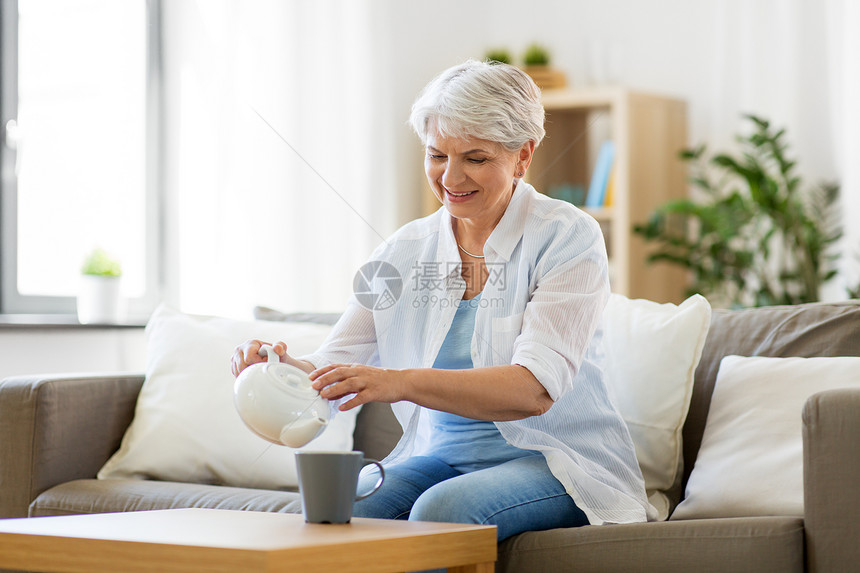 龄,饮料人的老妇女倒茶茶壶杯子,并家里喝老妇女家喝茶图片