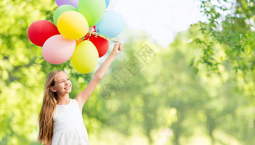快乐的女孩手握气球图片