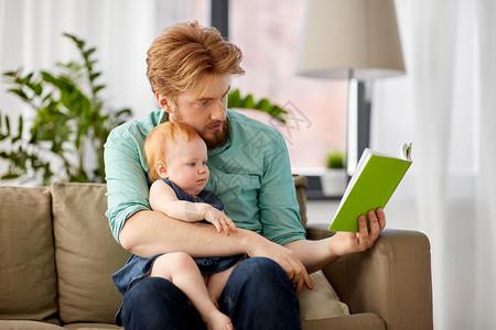 家庭,父亲人的红头发的父亲家里为小女儿读书父亲家为宝贝女儿读书图片