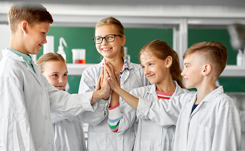 教育,科学成功的快乐的孩子学校实验室制造高中快乐的孩子学校实验室高中五图片