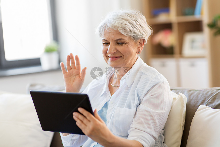 技术,人沟通的快乐的老年女子与平板电脑电脑视频聊天家高级女平板电脑上进行视频聊天图片