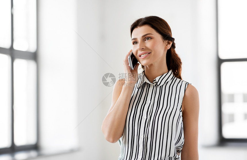 商务人士,技术企业快乐微笑的女商人办公室打电话给智能手机办公室打电话给智能手机的女商人图片