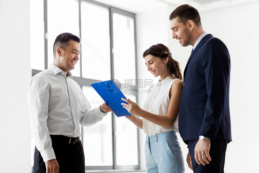 房地产业务,销售人的男房地产经纪人与剪贴板笔合同文件给客户新的办公室经纪人向客户出示合同文件图片