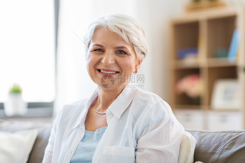 情感,龄人的幸福的老妇女笑的肖像快乐的高级女人笑的肖像图片