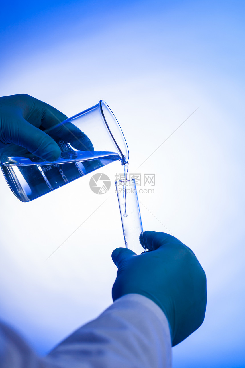 男科学家烧杯中将液体倒入试管中科学家倒液体图片
