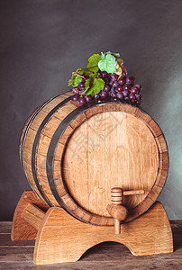 木桶上的葡萄葡萄酒木桶上的葡萄图片