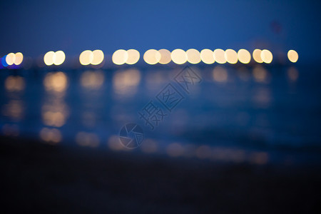 夏夜的梦美丽的浪漫码头,明亮的灯光美丽的夏夜晚上浪漫的码头背景