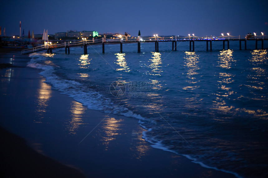 美丽的浪漫码头,明亮的灯光美丽的夏夜晚上浪漫的码头图片