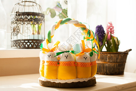 复活节装饰品带兔子鸡蛋的纺品篮子,窗户发出的晨光复活节纺品篮子图片