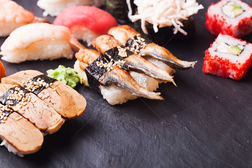 石板托盘上各种类型的寿司芥末塔玛古寿司煎蛋卷图片