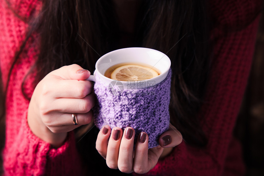 女人着杯柠檬编的茶杯茶的女人图片