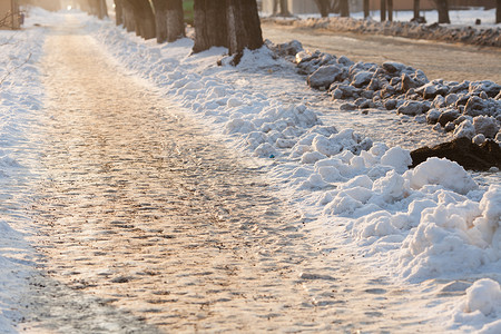 冬天的路又滑又危险雪地上图片