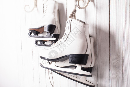 两双溜冰鞋挂钩子上家庭滑冰的溜冰鞋图片