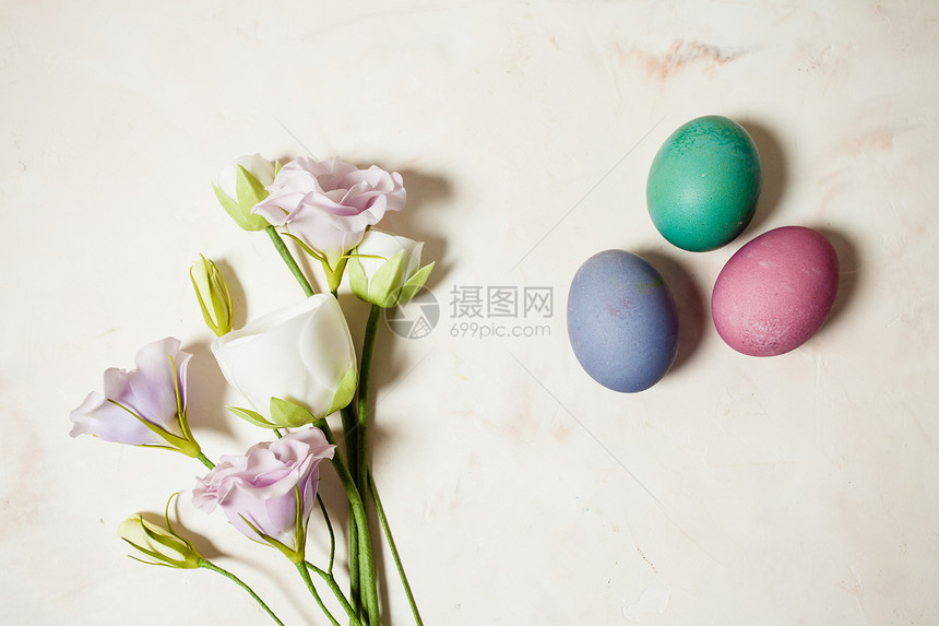 粉红色背景上的花鸡蛋,复活节问候的花鸡蛋图片