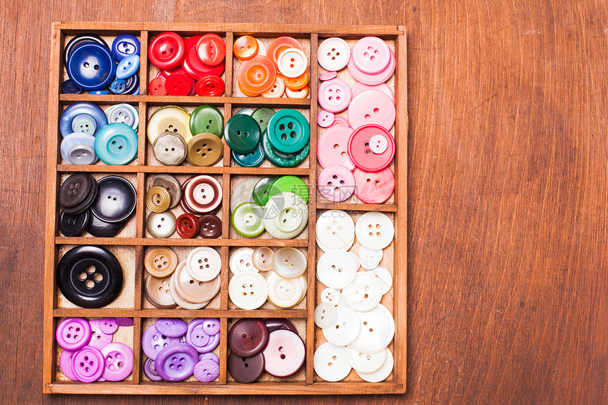 彩色按钮个木箱盒子里五颜六色的纽扣图片