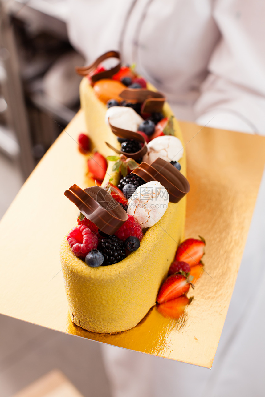 美味的彩色蛋糕新鲜的夏季浆果装饰蛋糕图片