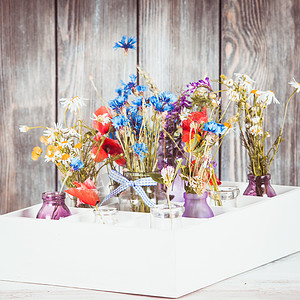 野花装盒子里的瓶子里厨房花卉装饰瓶子里的野花图片