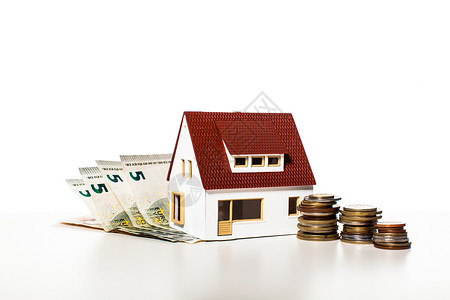 白色背景上的硬币上的钱屋公用事业付款补贴的钱的房子背景图片