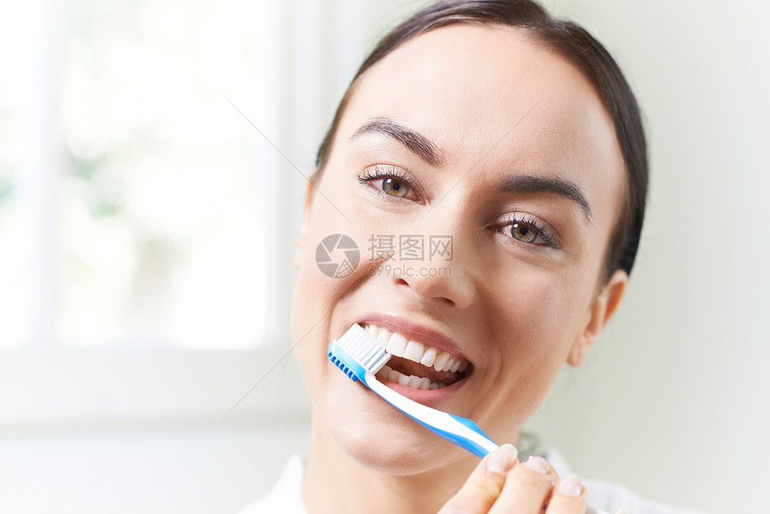 女人浴室里用牙刷刷牙图片
