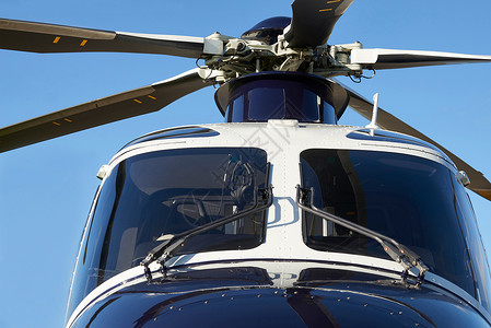 直升机驾驶舱旋翼叶片的外部正视图高清图片