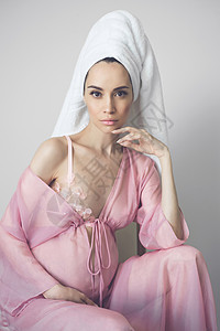 洗澡后穿着粉红色睡衣的美丽孕妇的生活方式肖像美好的早晨美丽健康图片